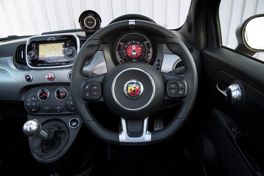 Панель приборов Abarth 595C Turismo (312) 2016 года  (UK) (фото 8 из 24)